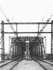 886041 Gezicht in de spoorbrug (draaibrug) over het Noordzeekanaal bij Velsen.